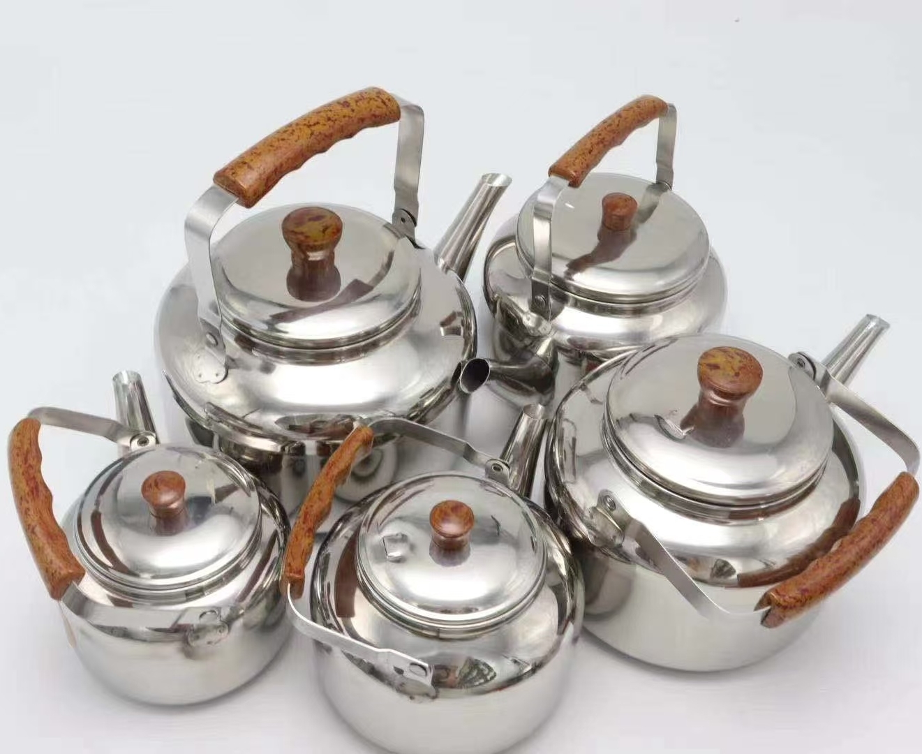 Lily-shaped stainless steel kettle